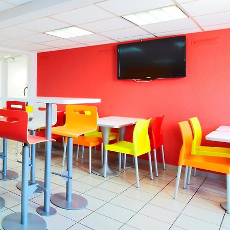 فندق بريمير كلاسيه مونتريول موراوْيْ المظهر الخارجي الصورة The interior of a typical McDonald's restaurant