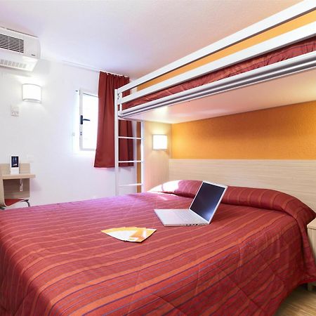 فندق بريمير كلاسيه مونتريول موراوْيْ المظهر الخارجي الصورة A typical room at a B&B