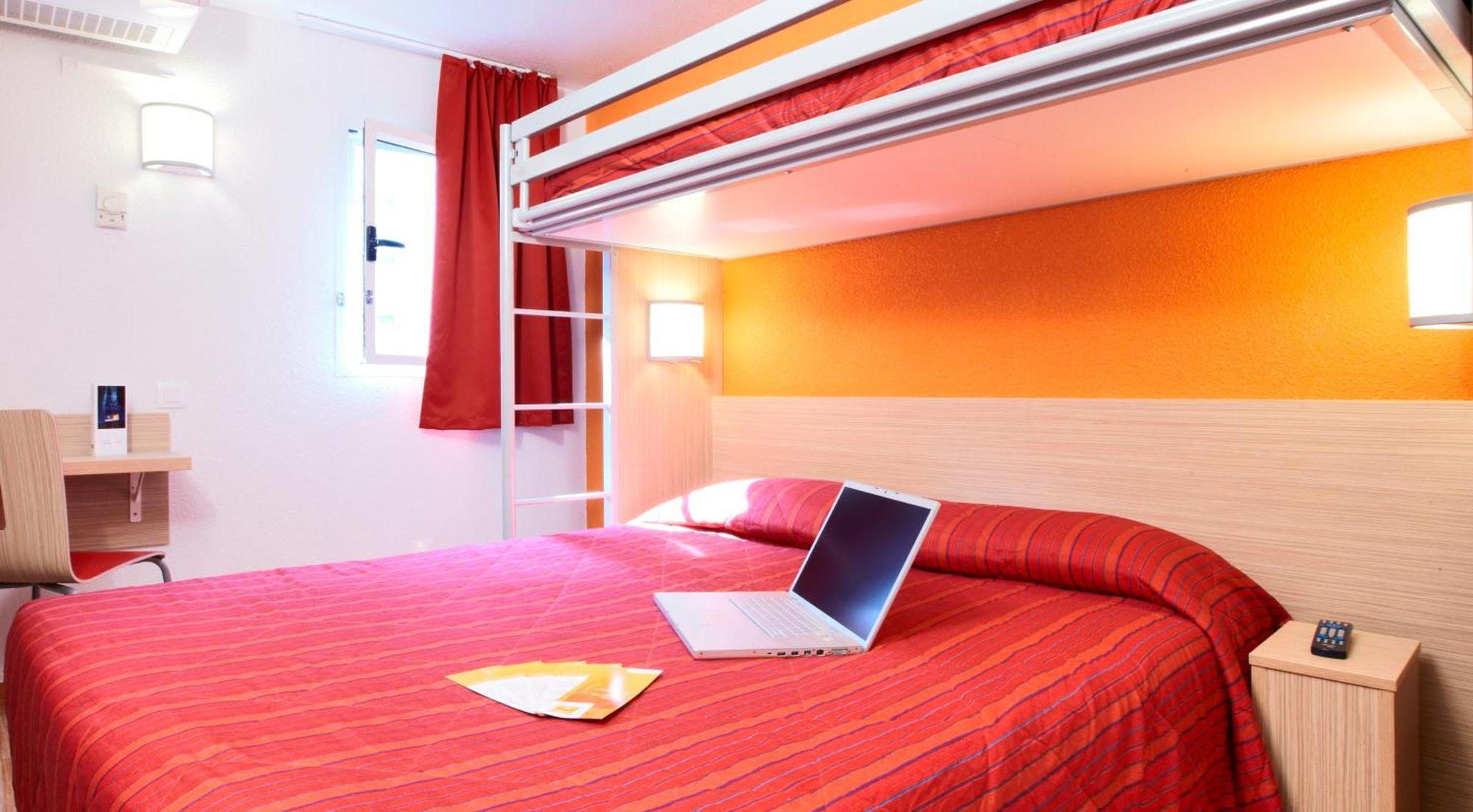 فندق بريمير كلاسيه مونتريول موراوْيْ المظهر الخارجي الصورة A typical room at a hotel