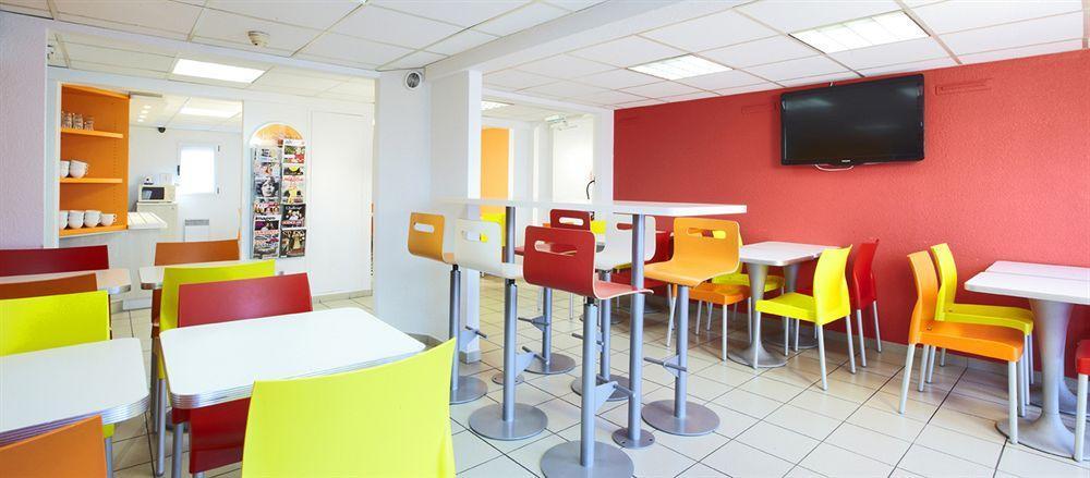 فندق بريمير كلاسيه مونتريول موراوْيْ المظهر الخارجي الصورة The interior of a typical Ibis budget hotel