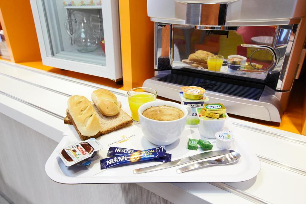 فندق بريمير كلاسيه مونتريول موراوْيْ المظهر الخارجي الصورة A typical breakfast at a hotel