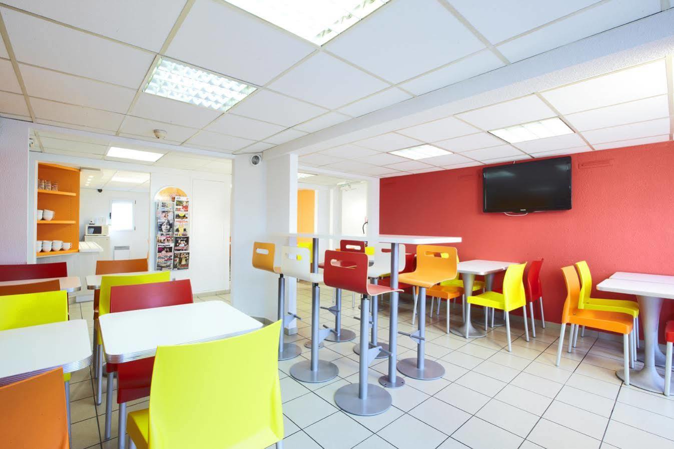 فندق بريمير كلاسيه مونتريول موراوْيْ المظهر الخارجي الصورة The interior of a typical Ibis budget hotel