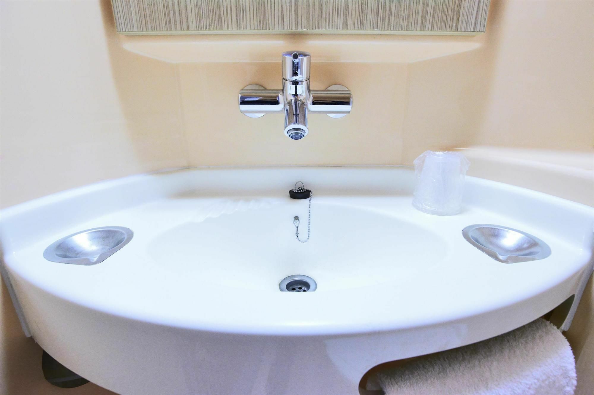 فندق بريمير كلاسيه مونتريول موراوْيْ المظهر الخارجي الصورة A modern lavatory