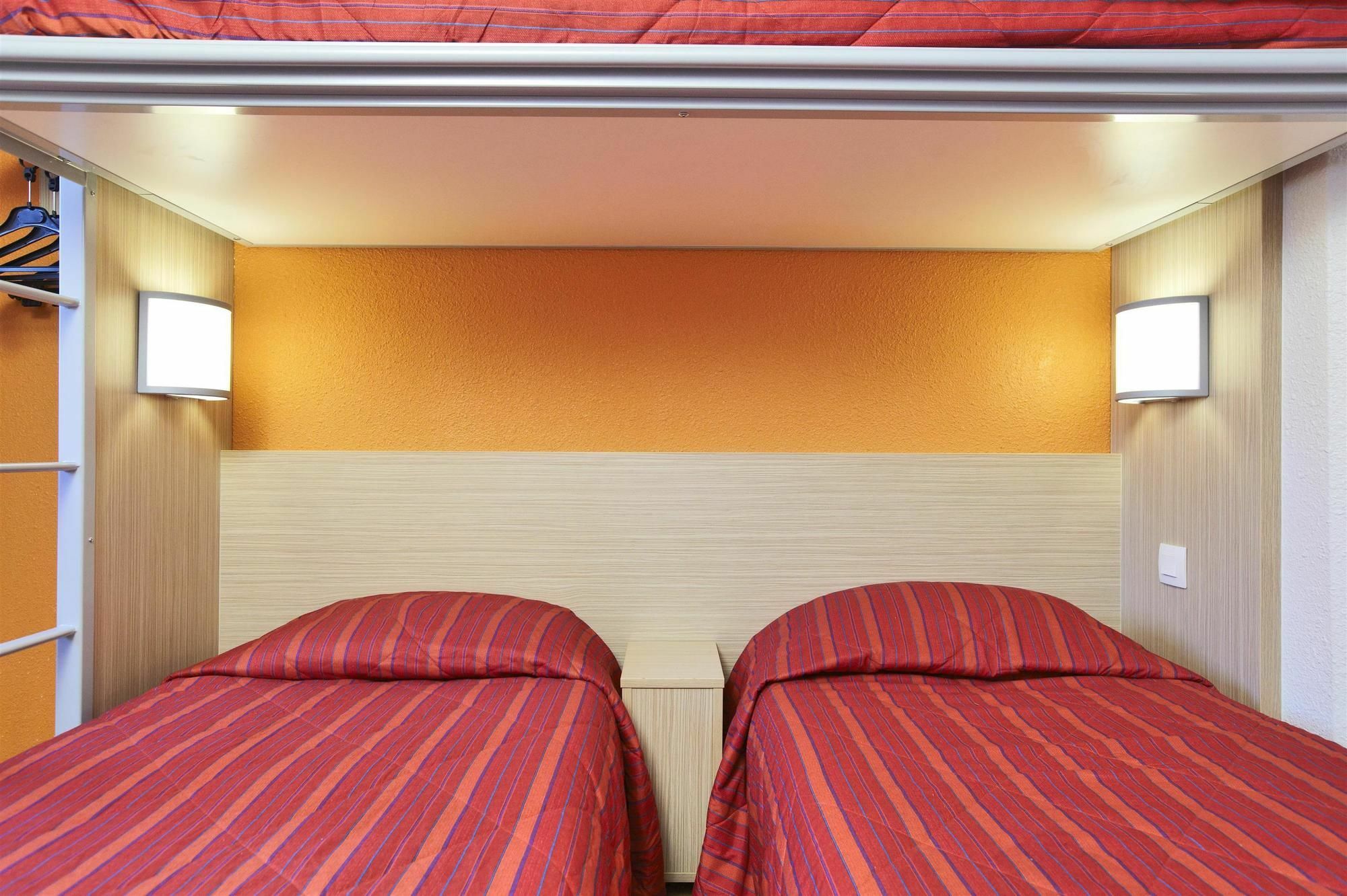 فندق بريمير كلاسيه مونتريول موراوْيْ المظهر الخارجي الصورة A typical room at a B&B