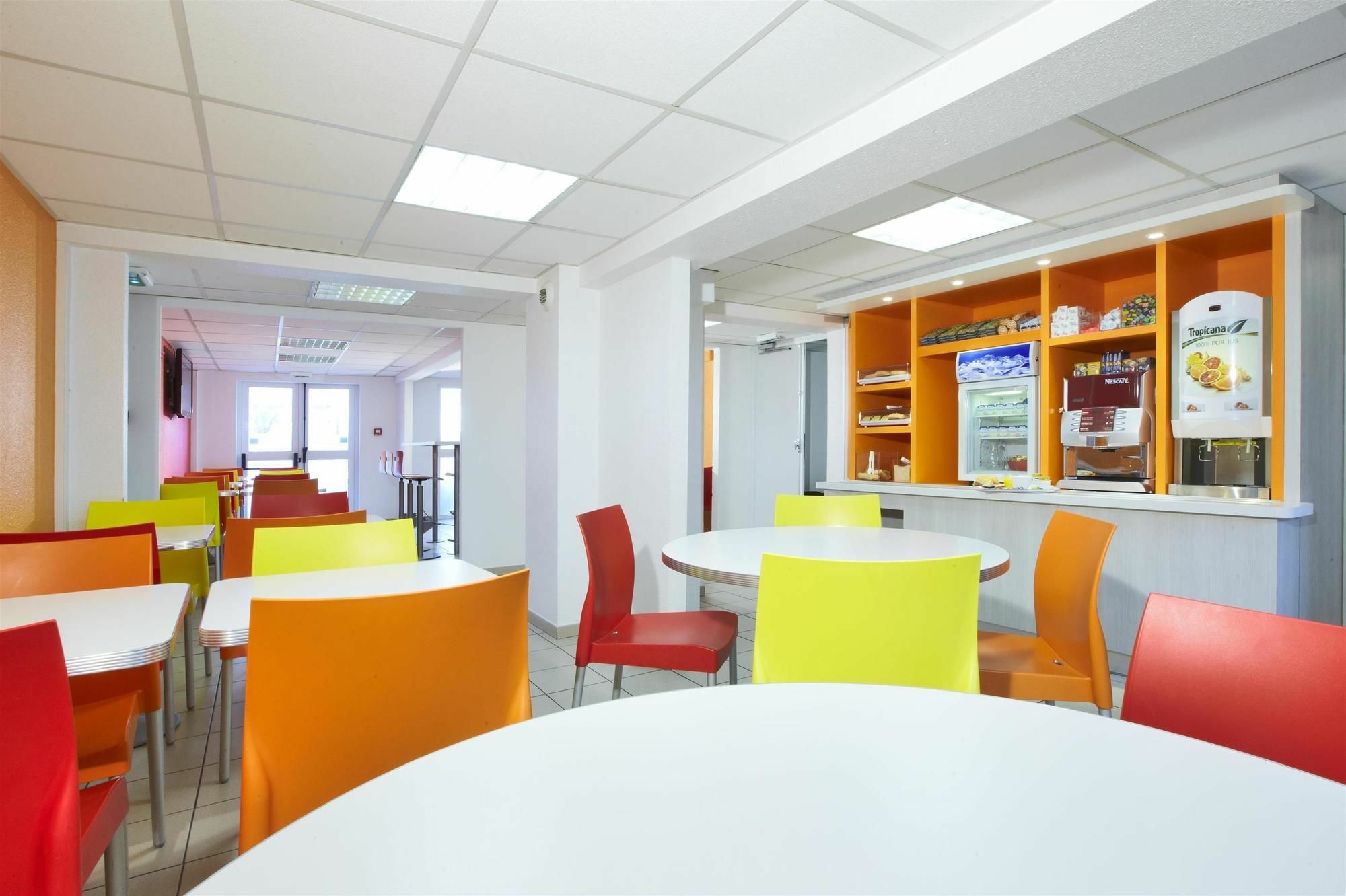 فندق بريمير كلاسيه مونتريول موراوْيْ المظهر الخارجي الصورة The cafeteria at the University of Novi Sad