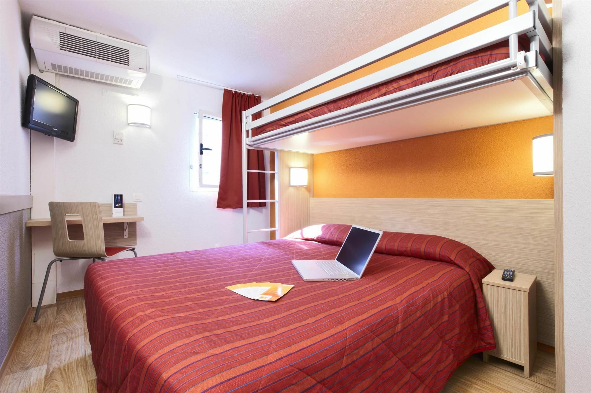 فندق بريمير كلاسيه مونتريول موراوْيْ المظهر الخارجي الصورة A typical room at a B&B