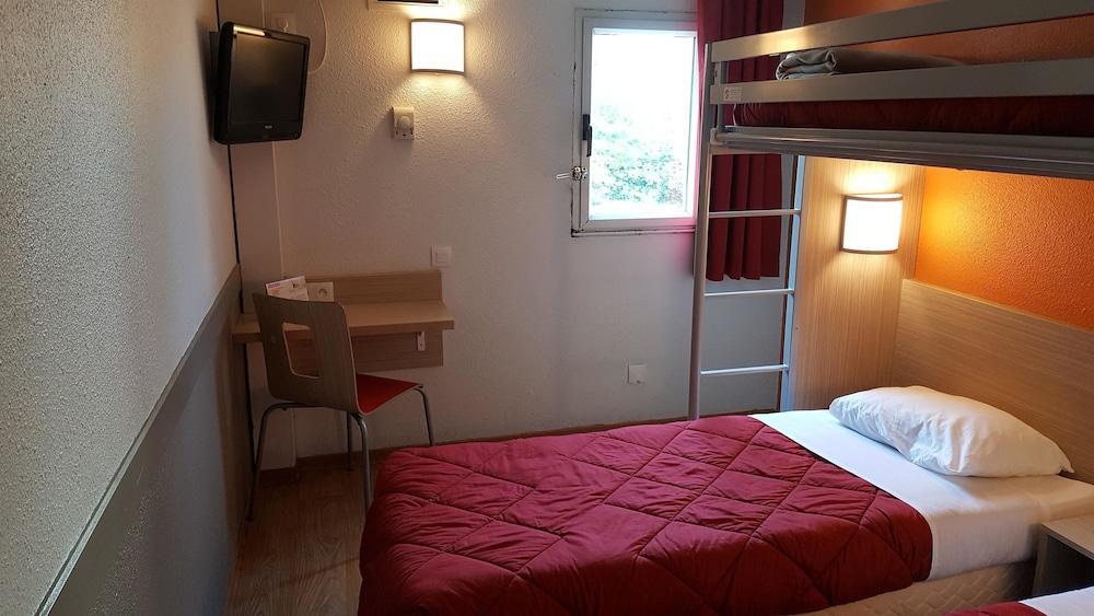 فندق بريمير كلاسيه مونتريول موراوْيْ المظهر الخارجي الصورة A typical room at a B&B