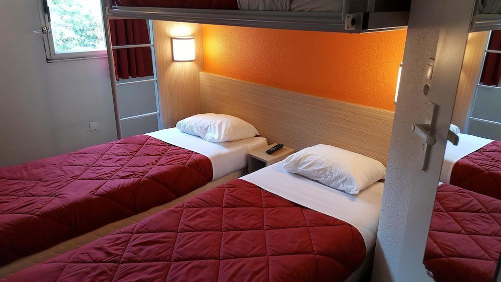 فندق بريمير كلاسيه مونتريول موراوْيْ المظهر الخارجي الصورة A typical room at a B&B